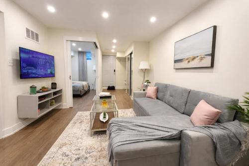 Luxury Private Basement Suite Smart TV Parking