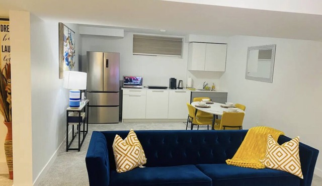 Luxury Private basement suit. Private entrance and Private parking