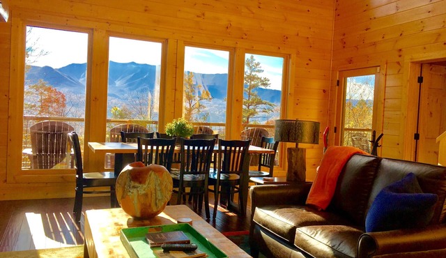 Luxury Private Cabin with Mt.Le Conte views! 5 Stars, Hot Tub, Theatre/Game Room