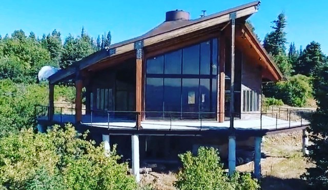 Luxury Private Cabin. Spectacular setting! Amazing Views, 80 acres, Hot Tub