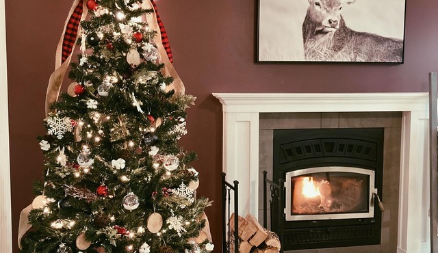 Luxury Private Cottage on Five Acres w/Hot Tub & Direct Access to Public Beach!