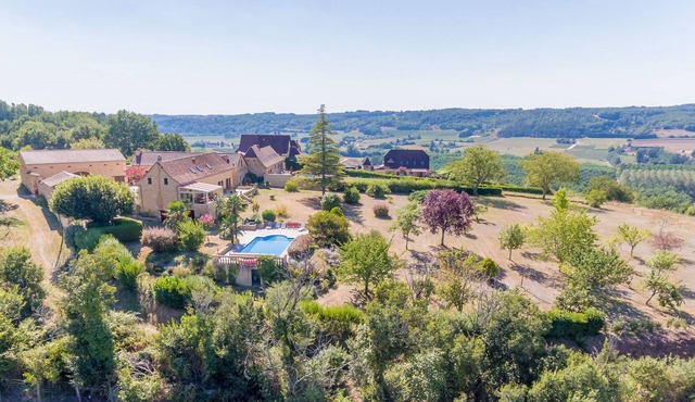 LUXURY PRIVATE DOMAINE WITH HUGE POOL, HUGE ENCOSED GARDEN AND VIEWS*