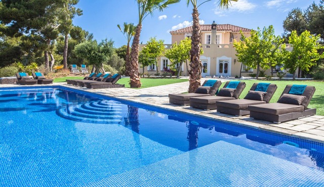 Luxury private estate 10 minutes to the sea, infinity pool & stunning views!