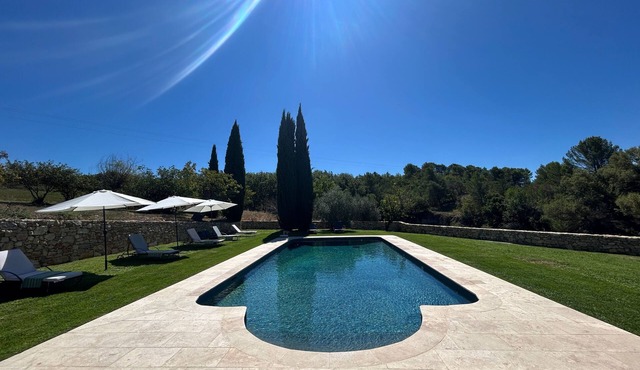 Luxury private estate with lavender fields, heated pool and Gordes views