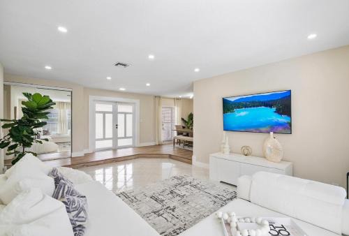 Luxury Private Pool Home in South Florida Near Miami and Fort Lauderdale Beaches