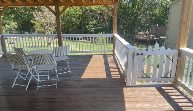 Luxury private retreat with covered deck/4 brnear airport and World Cup stadium.