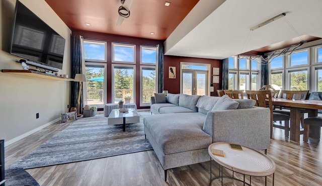 Luxury Private Retreat with Bonus Games Room Close to the Beaches!