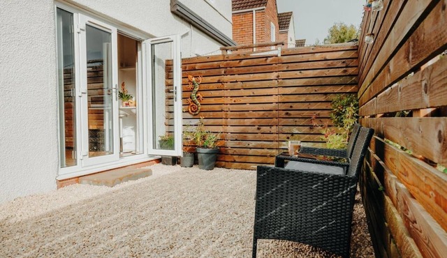 Luxury Private Suite. Super fast Wi-Fi.Parking Private Courtyard Garden.