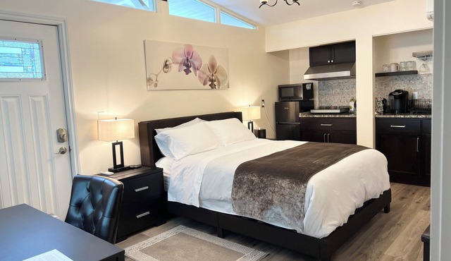 Luxury private suite in downtown Bellevue, free parking