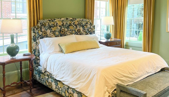 Luxury Private Suite in Boutique Historic Inn The Athenian- Downtown Location