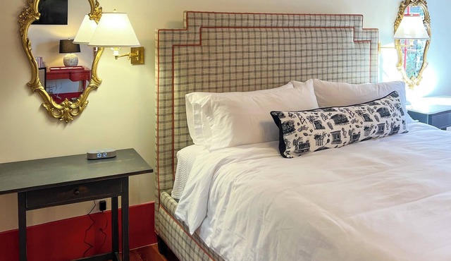 Luxury Private Suite in Boutique Historic Inn The Athenian- Downtown Location