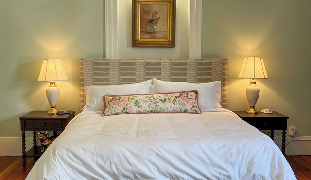 Luxury Private Suite in Boutique Historic Inn The Athenian -Downtown Location