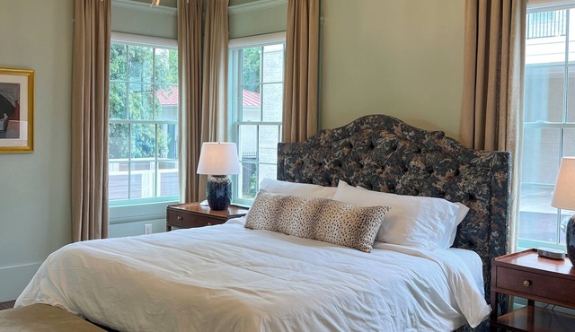 Luxury Private Suite in Boutique Historic Inn, The Athenian- Downtown Location