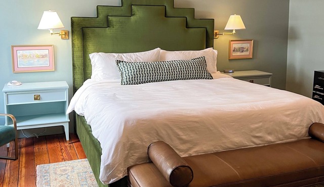 Luxury Private Suite in Boutique Historic Inn The Athenian- Downtown Location