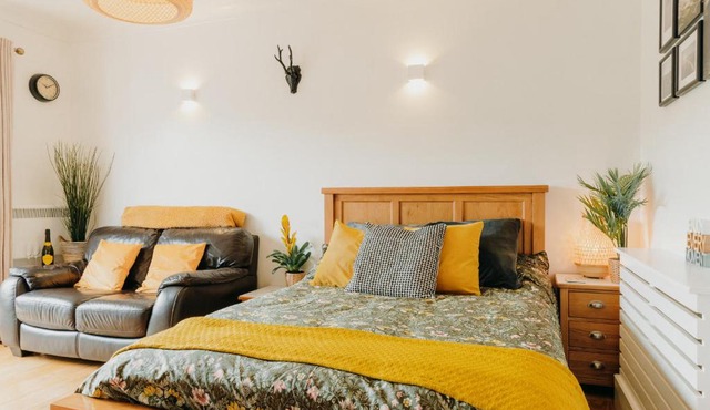 Luxury Private Suite-Parking, Courtyard & Wi-Fi