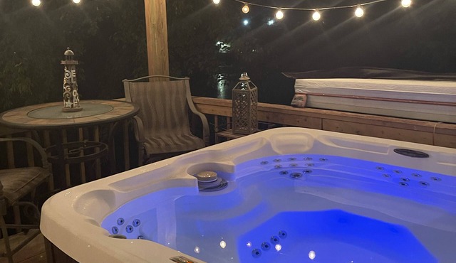 Luxury private suite hot tub & game room w/full kit, King Bed