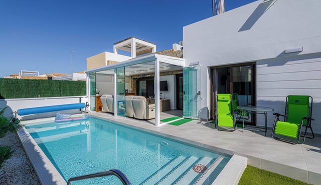 Luxury private villa with (heated) pool, located 3km from the beach