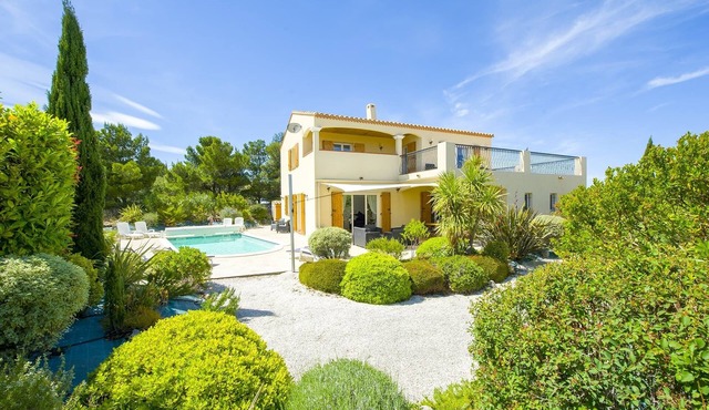 Luxury Private Villa; Heated Pool; Sea View; 10 min drive to sandy beaches, WiFi