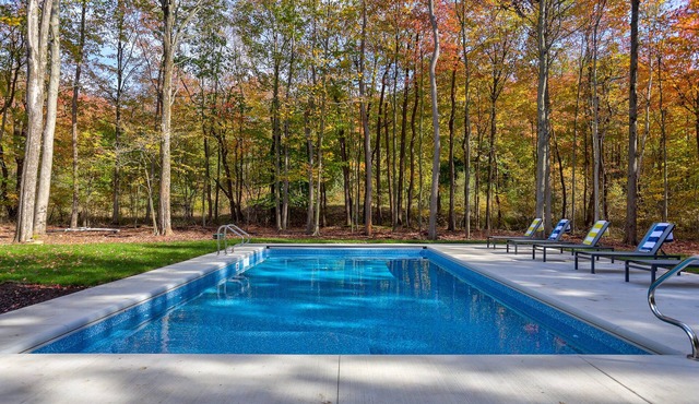 Luxury Property: Private Pool, Hot Tub, Fire Pit and Close to Lake Sunsets