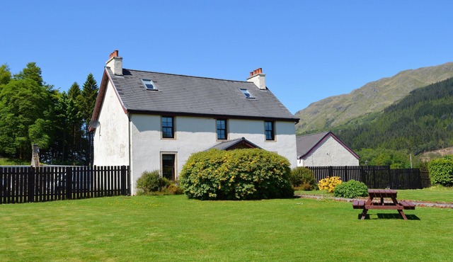 Luxury property sleeping 14 with extensive garden, sauna and hot-tub near Dunoon