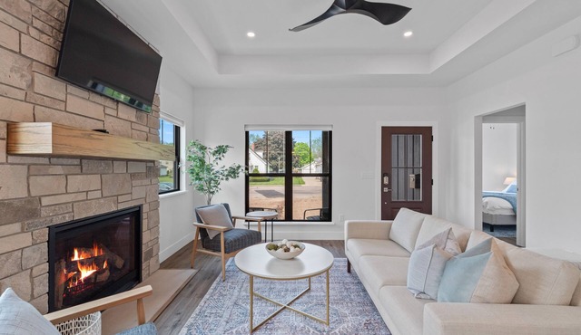 Luxury Property-Walk to lake and downtown Lake Geneva. Pet Friendly, Sleeps 8