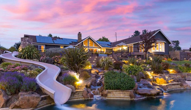 Luxury property with private pool, hot tub, outdoor kitchen & tennis court