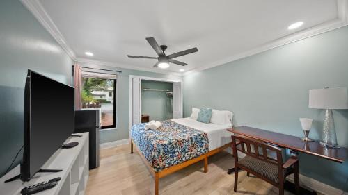 Luxury Queen Room in House, Central Location, Walk to UM!