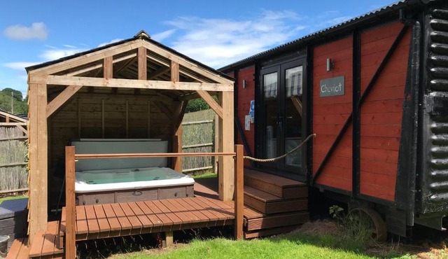Luxury Railway carriage with own private hot tub