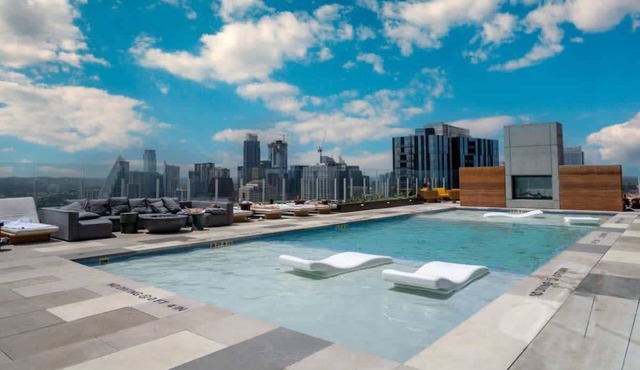 Luxury Rainey Condo Pool & Gym Walk to Bars
