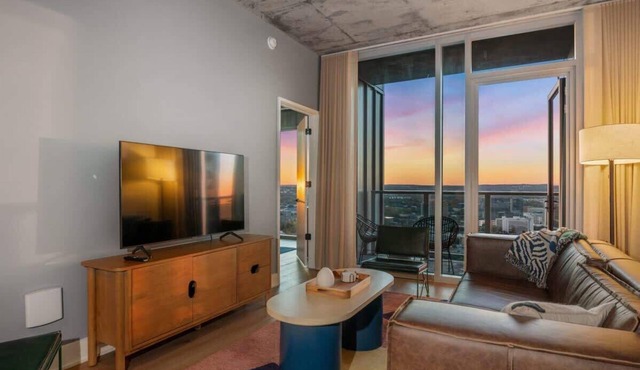 Luxury Rainey St Condo Rooftop Pool & Balcony