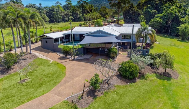 Luxury Rainforest Meets Reef | Sleeps up to 28