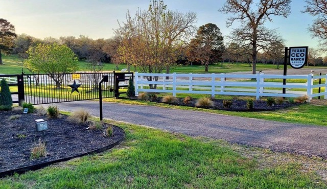 Luxury Ranch Retreat with Pool, Hike & Bike Trails & Golf-Close to COTA & Austin