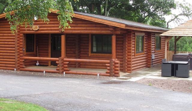 Luxury Real Log Cabin with Hot Tub, Felmoor Park, Northumberland