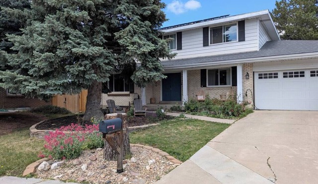 Luxury Red Rocks 5-bedroom house with hot tub, fireplace & more in Lakewood, CO