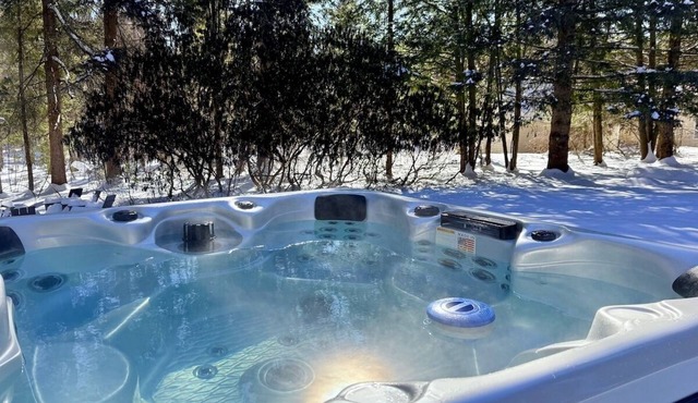 Luxury Redo: Hot Tub, Playroom, Fire-pit, Sleeps 12