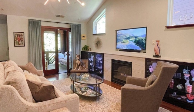 Luxury Redwood House across from the Russian River