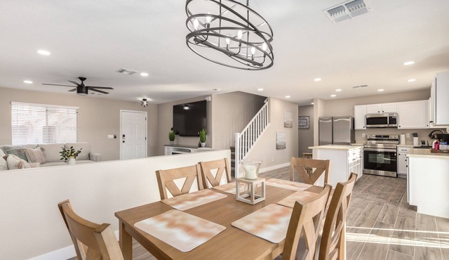 Luxury Remodel in Phoenix ~ EV Charger, Putting Green, Family & Pet-Friendly