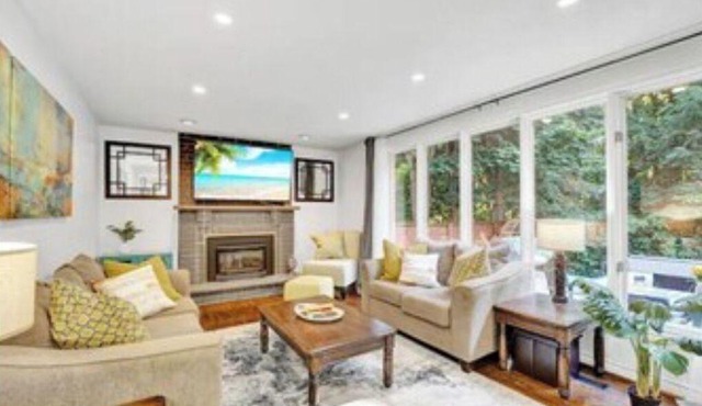 Luxury Remodel w HOT TUB, 6 Bdrm w 3 King beds.