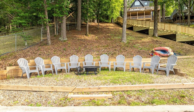 Luxury Remodeled Lakeside house in a private cove on Lake Hamilton.