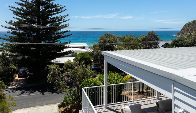 Luxury renovated 70s beach house with views of Boomerang Beach. Pet friendly