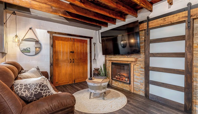 Luxury Renovated Barn Near Bennett Springs – Cozy & Private