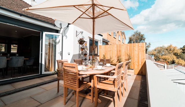 Luxury Renovated Bungalow with Hot Tub