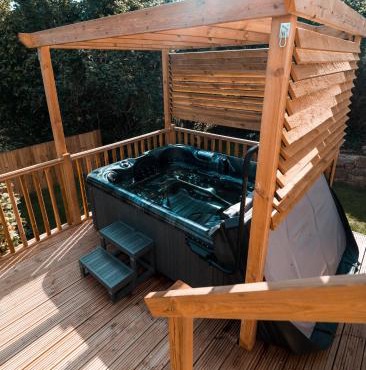 Luxury Renovated Bungalow with wheel chair access, Hot Tub and Fire Pit