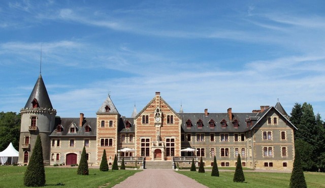 LUXURY RENOVATED CASTLE BEGUIN - 19 rooms for max 40/50 persons, pool, tennis .