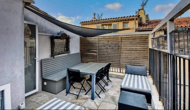 Luxury Renovated Townhouse with terrasse and parking in the old Village of St-Tr