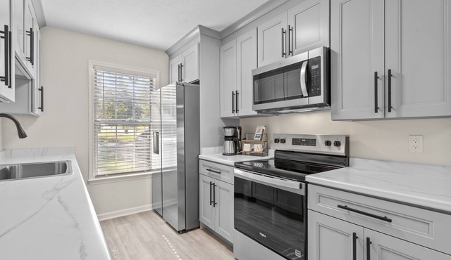 LUXURY RENOVATED TOWNHOUSE CLOSE I-10
