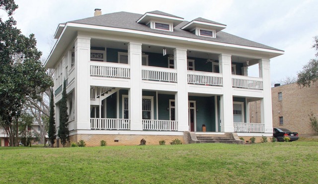 Luxury Rental, long term UNFURNISHED except appliances are included. 1st floor