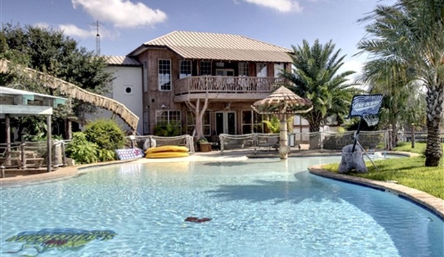 Luxury Rental with a Swimming Pool Perfect for Large Groups near Gruene, Texas
