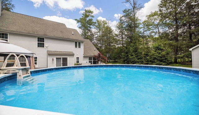 Luxury Rerteat, Hot Tub, Jacuzzi, Theater, Fire Pit, EV Charger & near Ski