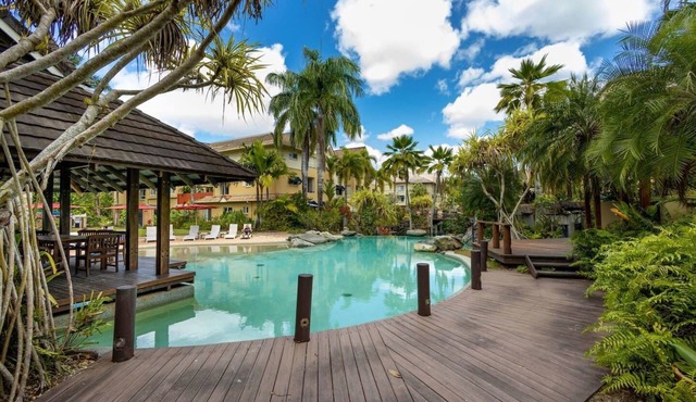 Luxury Resort Apartment in Cairns North – Spacious Retreat with Balcony & Resort-Style Amenities!